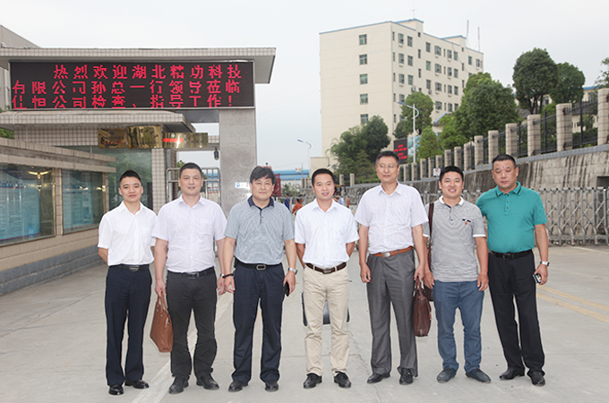 g精功科(kē)技采購中心(xīn)經理張國(左(zuo)二) 佳恒公司(si)總經理楊永(yǒng)明(左三) 精功(gong)科技總經理(lǐ)孫利民(左四(sì)) 精功科技常(cháng)