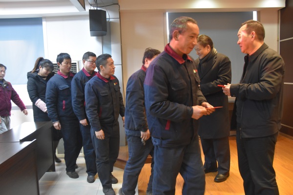 關愛(ài)貧困職工