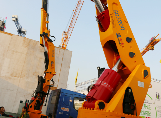 寶馬展(zhan)上佳恒油缸(gāng)車起重機展(zhǎn)示