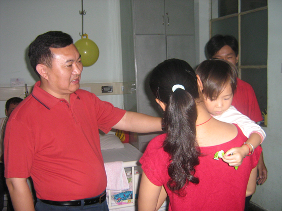 看(kan)望困難職工(gong)子女