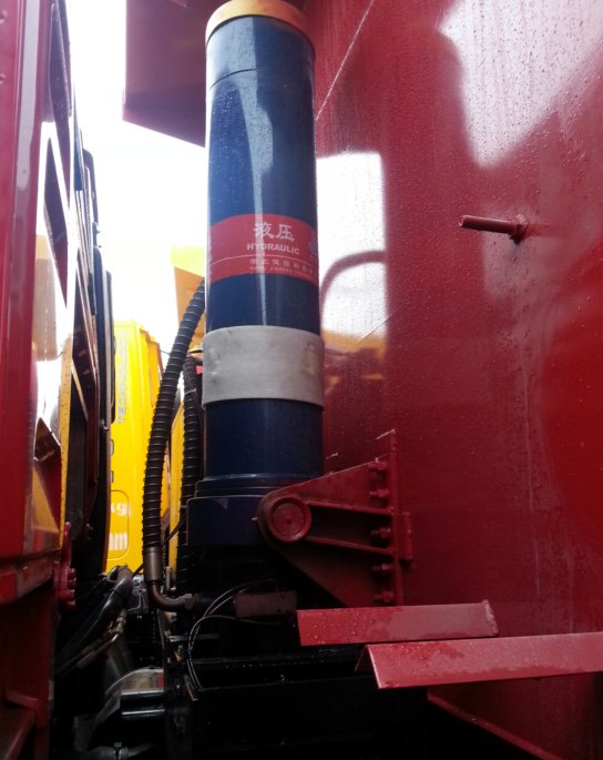 “佳(jia)恒”牌油缸(gang)在紅色車(che)身的襯托(tuō)下，藍色烤(kǎo)漆越發閃(shan)亮耀眼