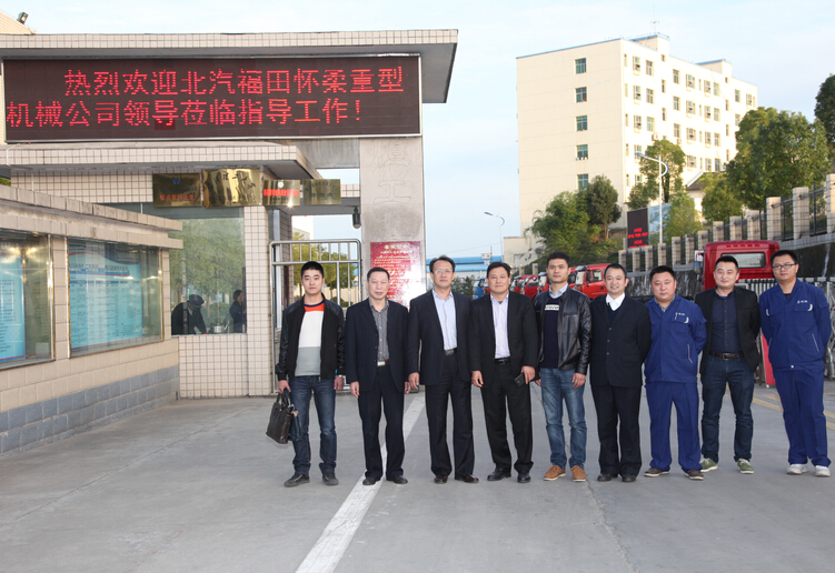 G佳(jiā)恒公司(si)副總經(jing)理明廷(tíng)海(左二(èr))為懷柔(róu)重機總(zǒng)經理總(zong)經理王(wáng)峰(左三(san))佳恒公(gōng)司總經(jing)理楊永(yǒng)明(左四(si))懷柔重(zhòng)機質量(liàng)外檢科(ke)長張超(chāo)(